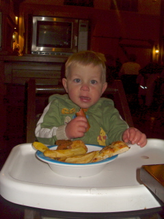 Kay geniet van het eten in Chuck Wagon